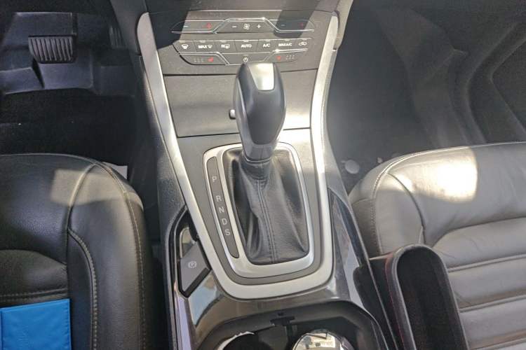 Used Ford Edge 2016 EcoBoost 245 Two-Wheel-Drive Titanium 7-Seater Gear Lever