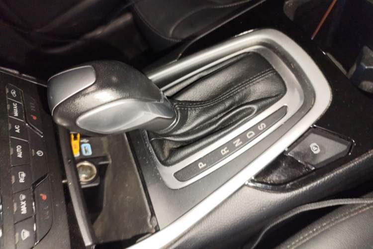 Used Ford Edge 2016 EcoBoost 245 Two-Wheel-Drive Titanium 7-Seater Gear Lever