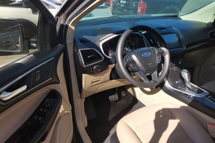 Used Ford Edge 2016 EcoBoost 245 Two-Wheel-Drive Titanium 5-Seater Interior 3