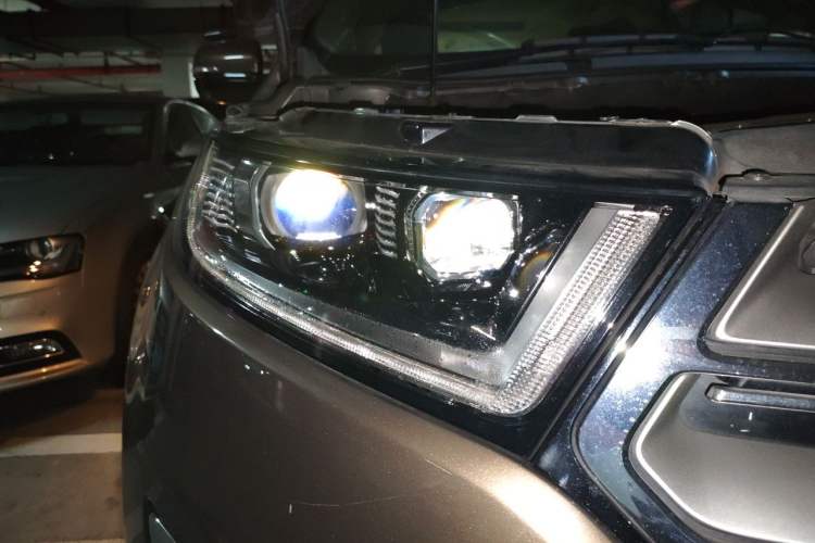 Used Ford Edge 2016 EcoBoost 245 Four-Wheel Drive Titanium Edition 7-Seater Right Front Headlight