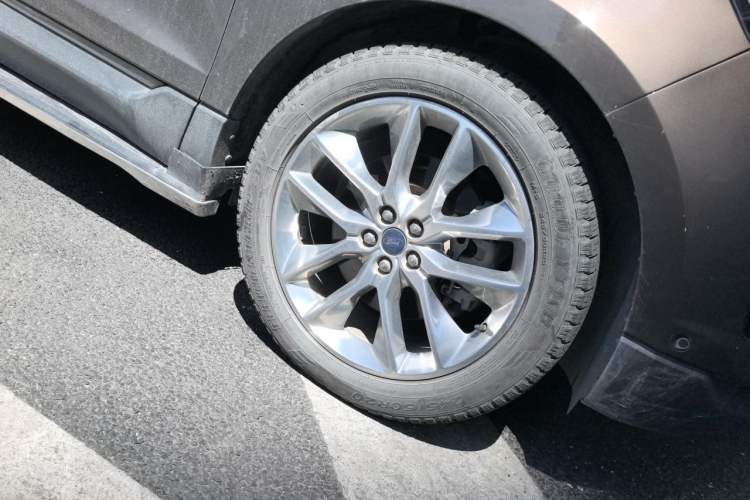 Used Ford Edge 2016 EcoBoost 245 Four-Wheel Drive Titanium 7-Seater Right Front Wheel Hub
