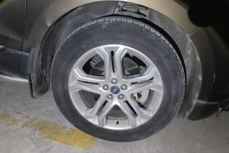 Used Ford Edge 2016 EcoBoost 245 Two-Wheel-Drive Titanium 7-Seater Right Front Wheel Hub