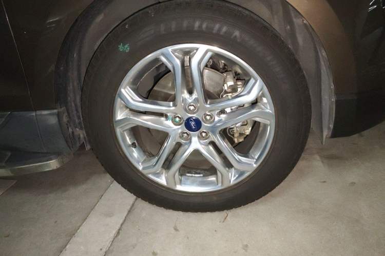 Used Ford Edge 2016 EcoBoost 245 Four-Wheel Drive Titanium Edition 7-Seater Right Front Wheel Hub
