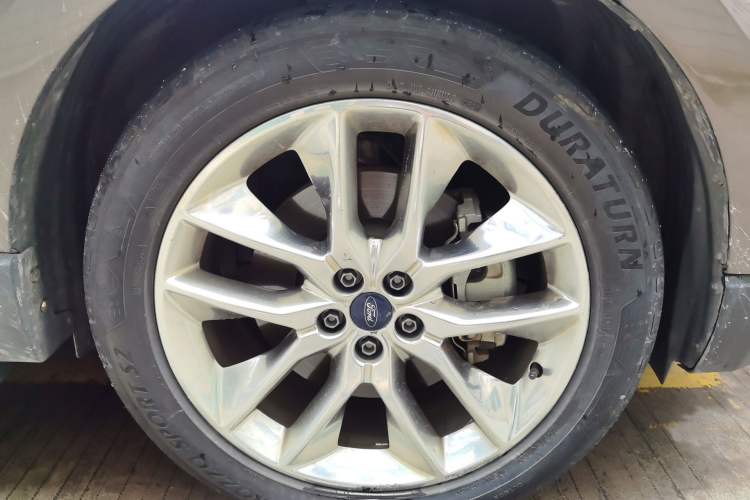 Used Ford Edge 2016 EcoBoost 245 Four-Wheel Drive Titanium 7-Seater Right Front Wheel Hub