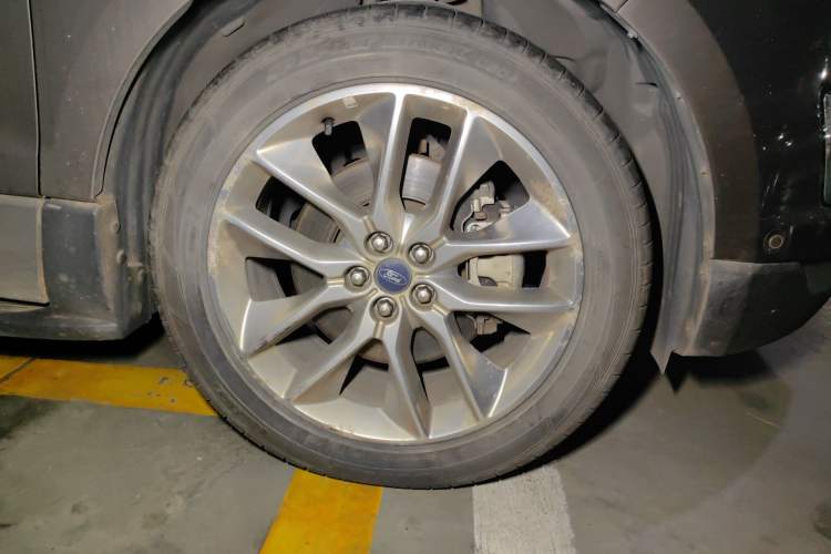 Used Ford Edge 2016 EcoBoost 245 Four-Wheel Drive Titanium 7-Seater Right Front Wheel Hub