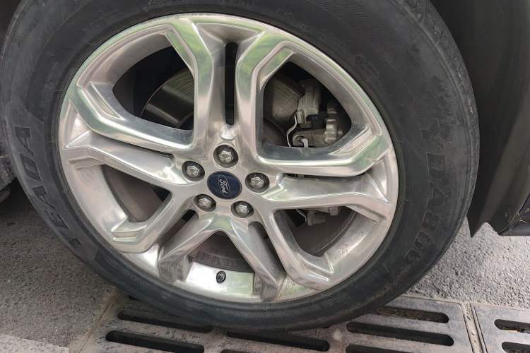 Used Ford Edge 2016 EcoBoost 245 Four-Wheel Drive Titanium Edition 7-Seater Right Front Wheel Hub