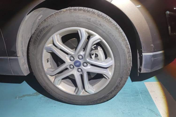 Used Ford Edge 2016 EcoBoost 245 Two-Wheel-Drive Titanium 7-Seater Right Front Wheel Hub