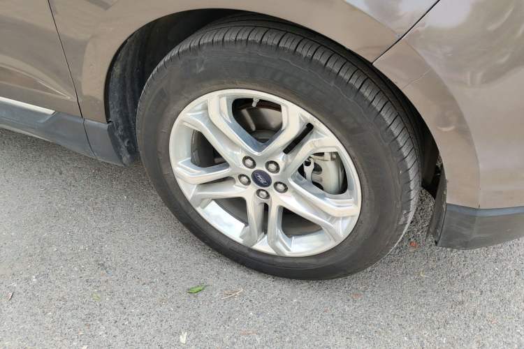 Used Ford Edge 2016 EcoBoost 245 Two-Wheel-Drive Titanium 7-Seater Right Front Wheel Hub