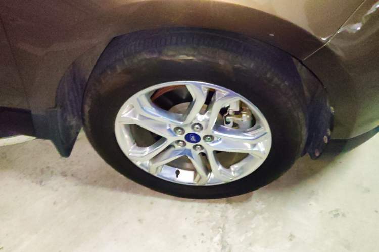 Used Ford Edge 2016 EcoBoost 245 Two-Wheel-Drive Titanium 7-Seater Right Front Wheel Hub