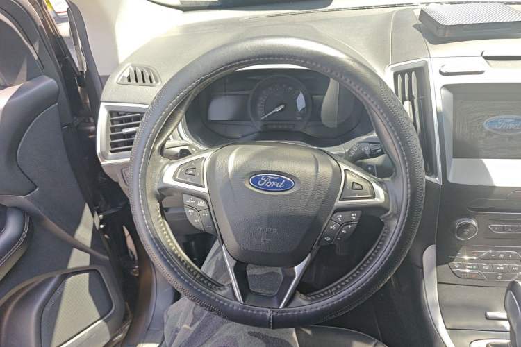 Used Ford Edge 2016 EcoBoost 245 Two-Wheel-Drive Titanium 7-Seater Steering Wheel