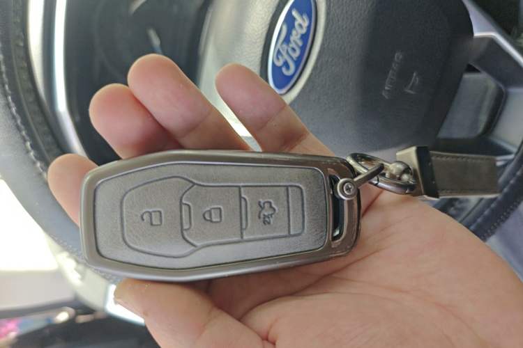 Used Ford Edge 2016 EcoBoost 245 Two-Wheel-Drive Titanium 7-Seater Vehicle Key