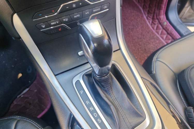 Used Ford Edge 2016 EcoBoost 245 Two-Wheel-Drive Titanium 7-Seater Gear Lever