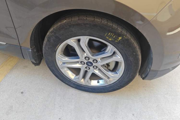 Used Ford Edge 2016 EcoBoost 245 Two-Wheel-Drive Titanium 7-Seater Right Front Wheel Hub