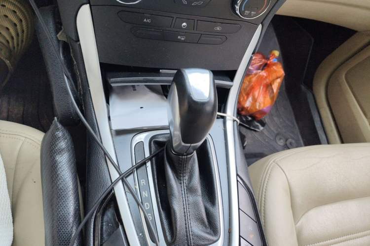 Used Ford Edge 2016 EcoBoost 245 Two-Wheel-Drive Titanium 5-Seater Gear Lever