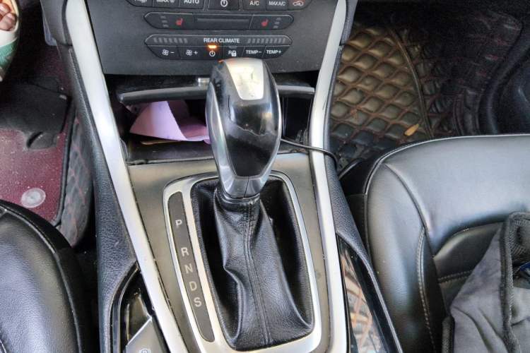 Used Ford Edge 2016 EcoBoost 245 Two-Wheel-Drive Platinum Edition 7-Seater Gear Lever