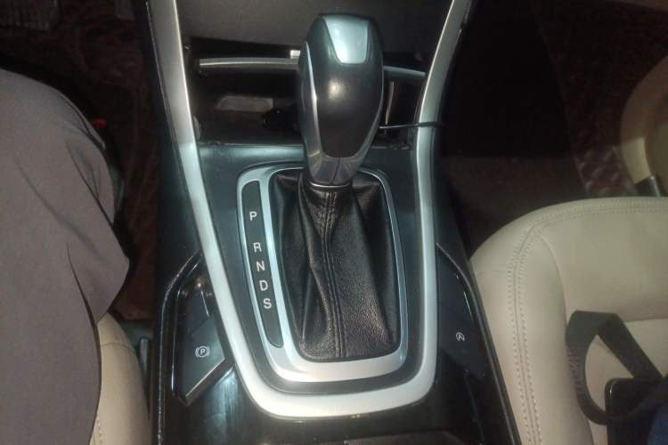 Used Ford Edge 2016 EcoBoost 245 Two-Wheel-Drive Titanium 5-Seater Gear Lever