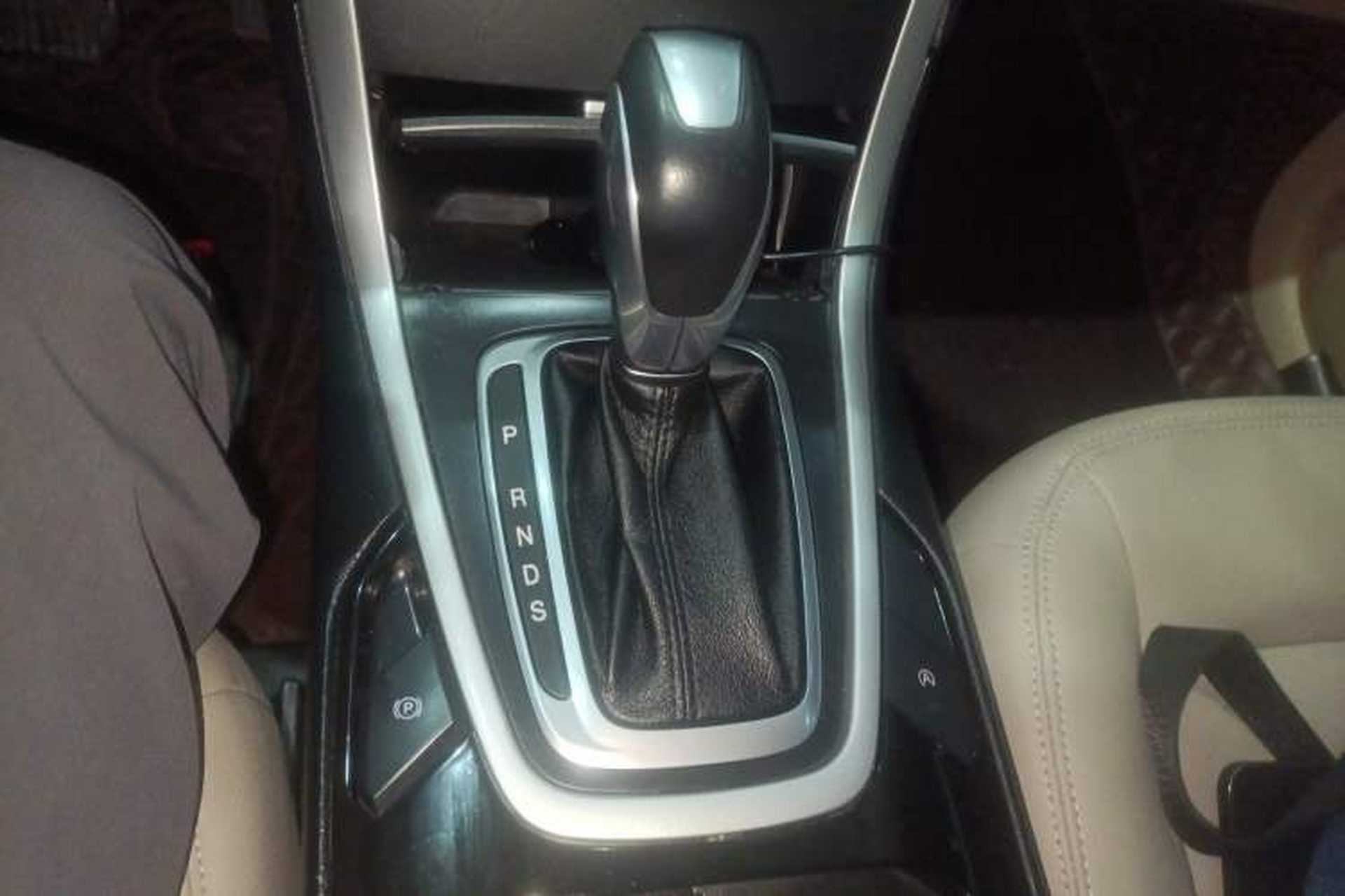 Used Ford Edge 2016 EcoBoost 245 Two-Wheel-Drive Titanium 5-Seater Gear Lever