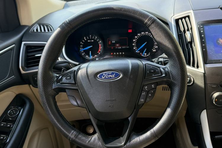 Used Ford Edge 2016 EcoBoost 245 Two-Wheel-Drive Titanium 5-Seater Interior 10