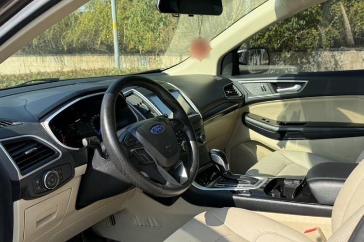 Used Ford Edge 2016 EcoBoost 245 Two-Wheel-Drive Titanium 5-Seater Interior 4