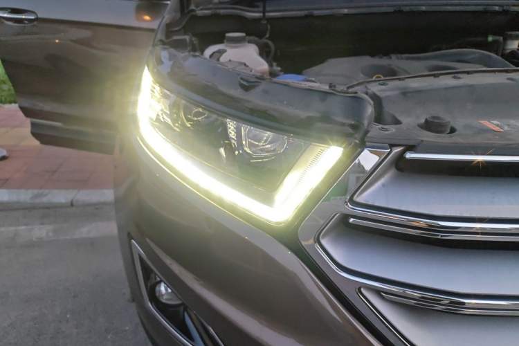 Used Ford Edge 2016 EcoBoost 245 Four-Wheel Drive Titanium 7-Seater Right Front Headlight