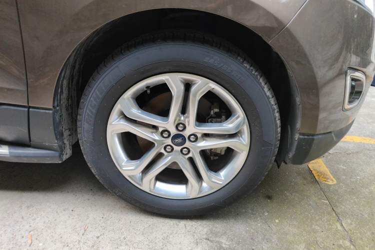 Used Ford Edge 2016 EcoBoost 245 Four-Wheel Drive Titanium Edition 7-Seater Right Front Wheel Hub