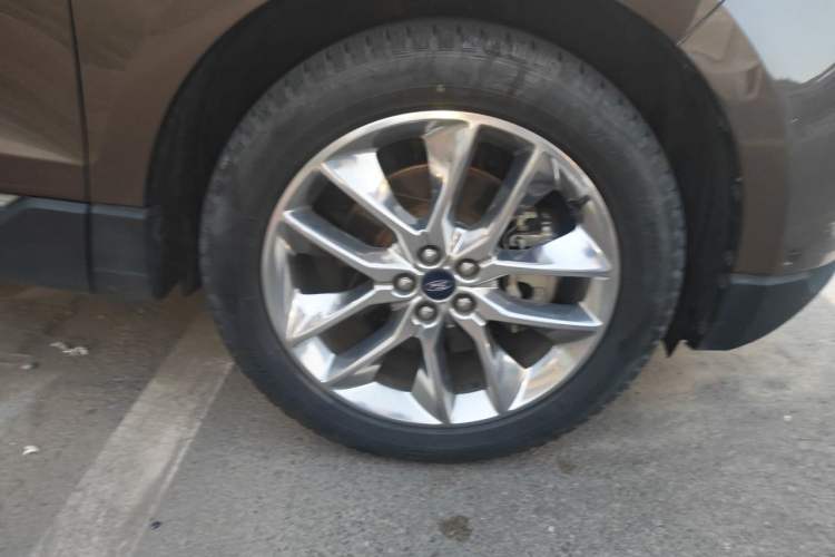 Used Ford Edge 2016 EcoBoost 245 Four-Wheel Drive Titanium 7-Seater Right Front Wheel Hub