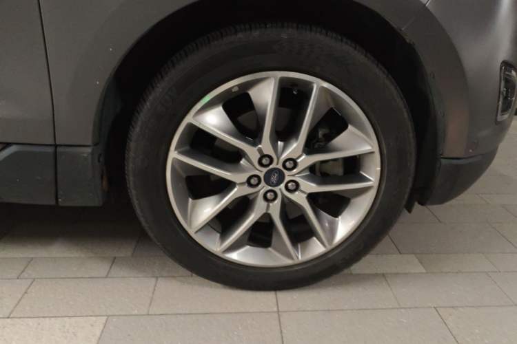 Used Ford Edge 2016 EcoBoost 330 V6 Four-Wheel-Drive Flagship Model with 7 Seats Right Front Wheel Hub