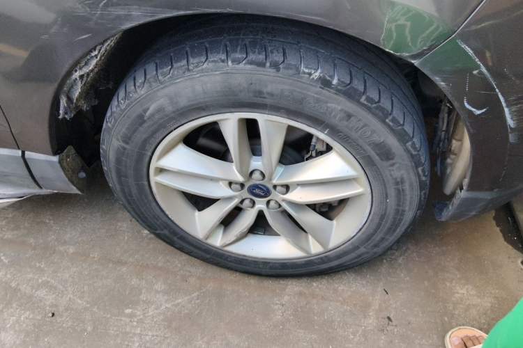 Used Ford Edge 2016 EcoBoost 245 Two-Wheel-Drive Platinum Edition 7-Seater Right Front Wheel Hub
