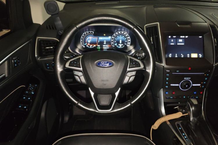 Used Ford Edge 2016 EcoBoost 330 V6 Four-Wheel-Drive Flagship Model with 7 Seats Steering Wheel