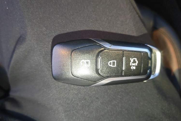 Used Ford Edge 2016 EcoBoost 245 Four-Wheel Drive Titanium 7-Seater Vehicle Key
