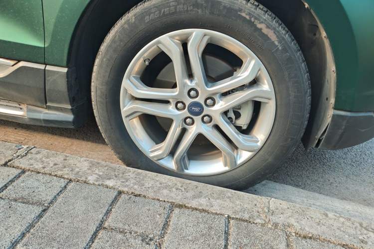 Used Ford Edge 2016 EcoBoost 245 Two-Wheel-Drive Titanium 7-Seater Right Front Wheel Hub