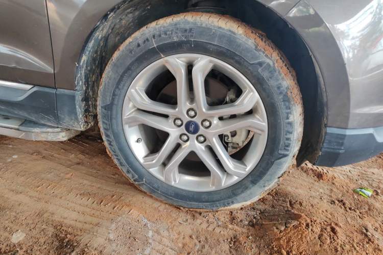 Used Ford Edge 2016 EcoBoost 245 Two-Wheel-Drive Titanium 7-Seater Right Front Wheel Hub