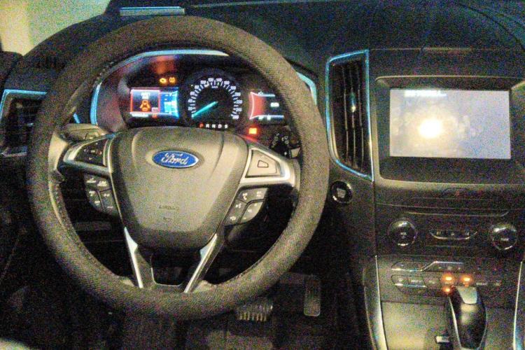 Used Ford Edge 2016 EcoBoost 245 Two-Wheel-Drive Titanium 7-Seater Center Console