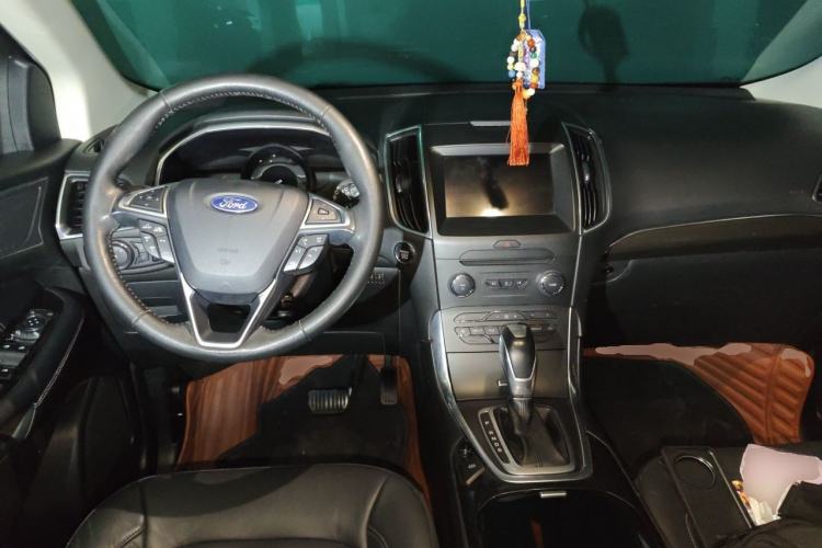 Used Ford Edge 2016 EcoBoost 245 Two-Wheel-Drive Titanium 7-Seater Center Console