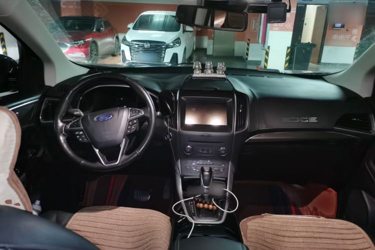 Used Ford Edge 2016 EcoBoost 245 Two-Wheel-Drive Titanium 7-Seater Center Console