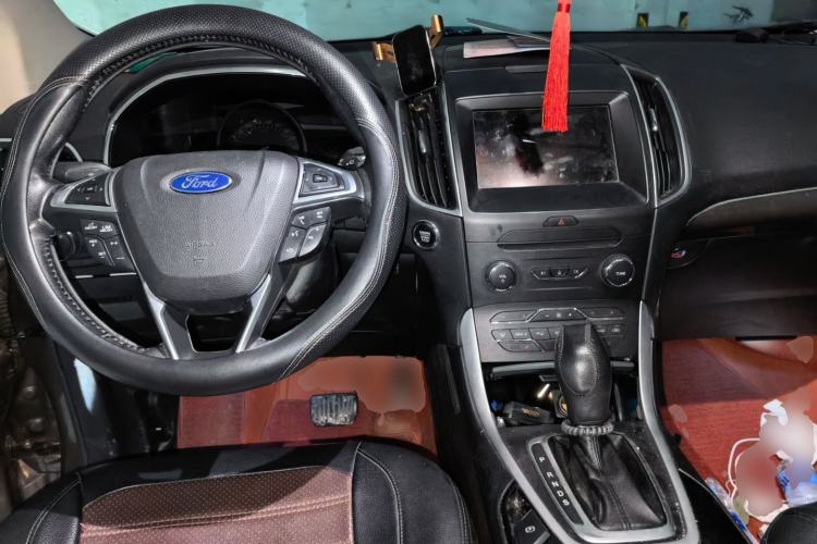 Used Ford Edge 2016 EcoBoost 245 Two-Wheel-Drive Titanium 7-Seater Center Console