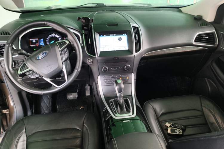Used Ford Edge 2016 EcoBoost 245 Two-Wheel-Drive Titanium 7-Seater Center Console