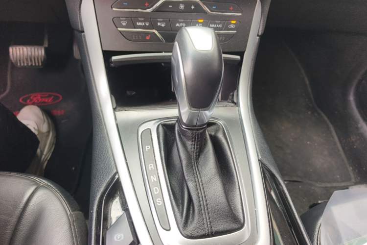 Used Ford Edge 2016 EcoBoost 245 Two-Wheel-Drive Titanium 7-Seater Gear Lever