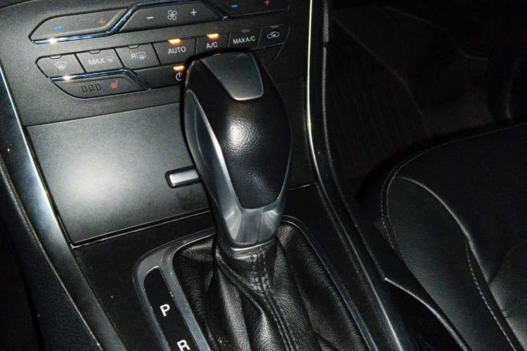 Used Ford Edge 2016 EcoBoost 245 Two-Wheel-Drive Titanium 7-Seater Gear Lever
