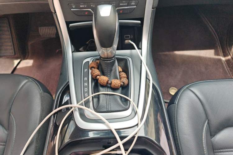Used Ford Edge 2016 EcoBoost 245 Two-Wheel-Drive Titanium 7-Seater Gear Lever