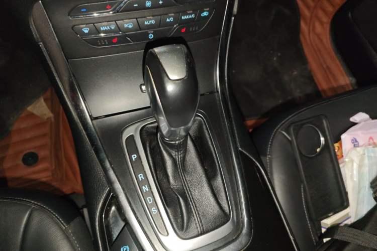 Used Ford Edge 2016 EcoBoost 245 Two-Wheel-Drive Titanium 7-Seater Gear Lever