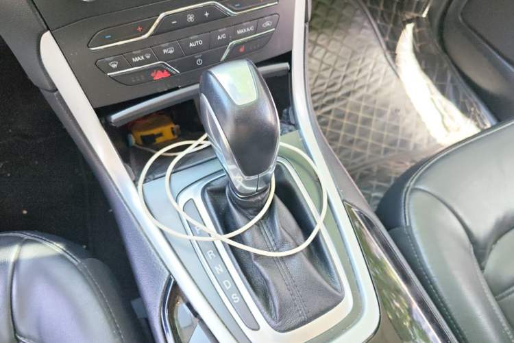 Used Ford Edge 2016 EcoBoost 245 Two-Wheel-Drive Titanium 7-Seater Gear Lever