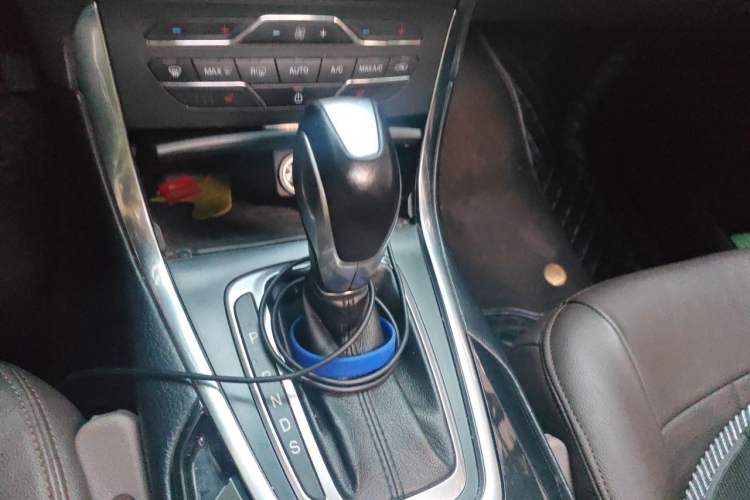 Used Ford Edge 2016 EcoBoost 245 Two-Wheel-Drive Titanium 7-Seater Gear Lever