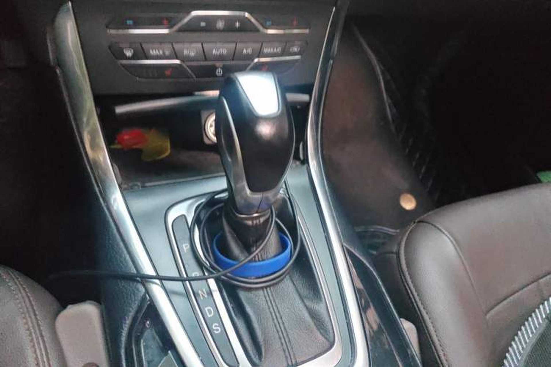 Used Ford Edge 2016 EcoBoost 245 Two-Wheel-Drive Titanium 7-Seater Gear Lever