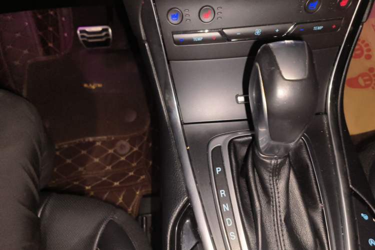 Used Ford Edge 2016 EcoBoost 245 Four-Wheel Drive Titanium 7-Seater Gear Lever