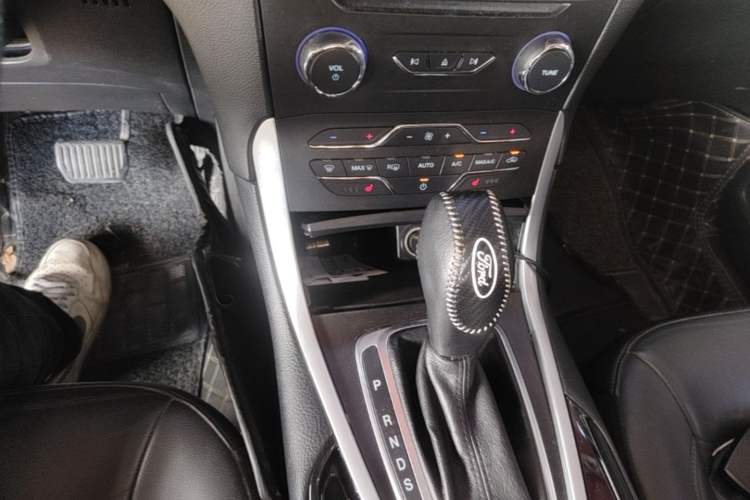 Used Ford Edge 2016 EcoBoost 245 Two-Wheel-Drive Titanium 7-Seater Gear Lever