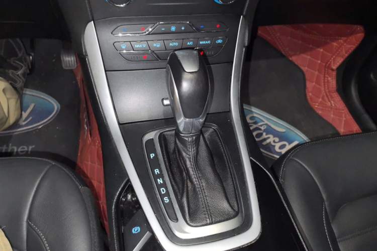 Used Ford Edge 2016 EcoBoost 245 Four-Wheel Drive Titanium Edition 7-Seater Gear Lever