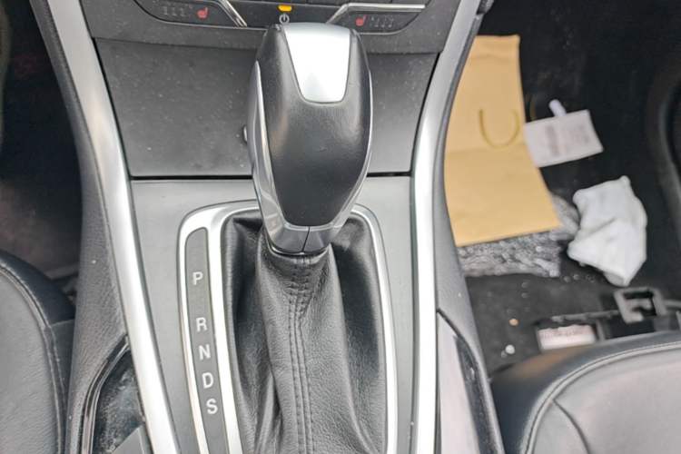 Used Ford Edge 2016 EcoBoost 245 Two-Wheel-Drive Titanium 7-Seater Gear Lever