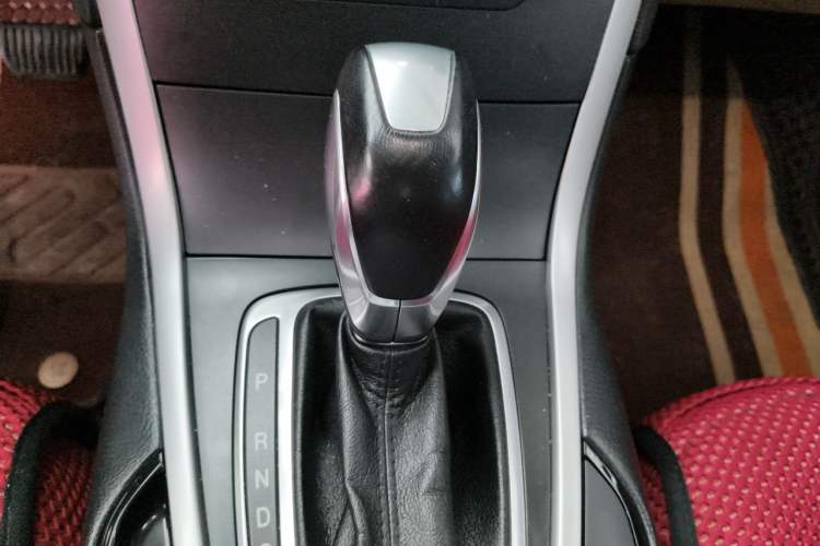 Used Ford Edge 2016 EcoBoost 245 Two-Wheel-Drive Titanium 5-Seater Gear Lever