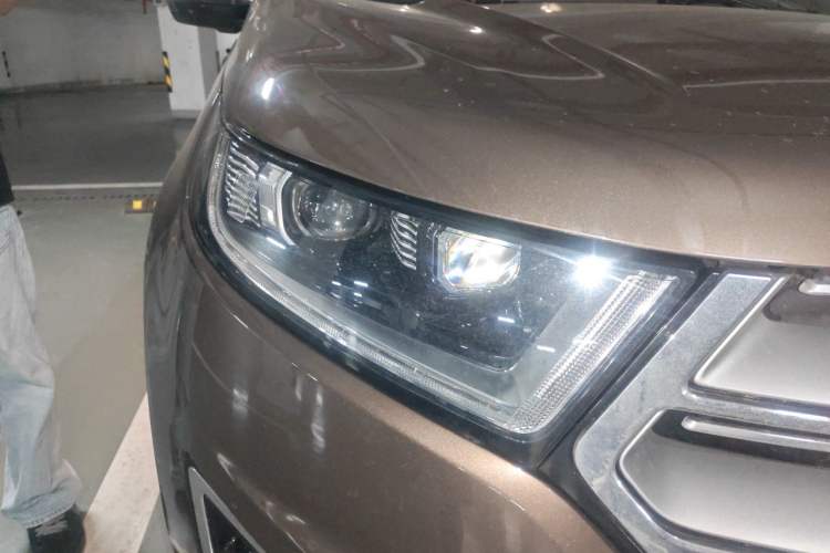 Used Ford Edge 2016 EcoBoost 245 Four-Wheel Drive Titanium Edition 7-Seater Right Front Headlight